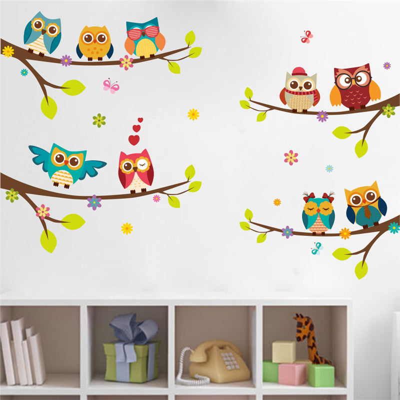 Sticker de perete din gama DIY, Do It Yourself, Fa tu singur, cu desene cu bufnite pe crengi, ideal pentru decorarea camerei copilului, peretelui de fundal cu televizorul, un autocolant decorativ