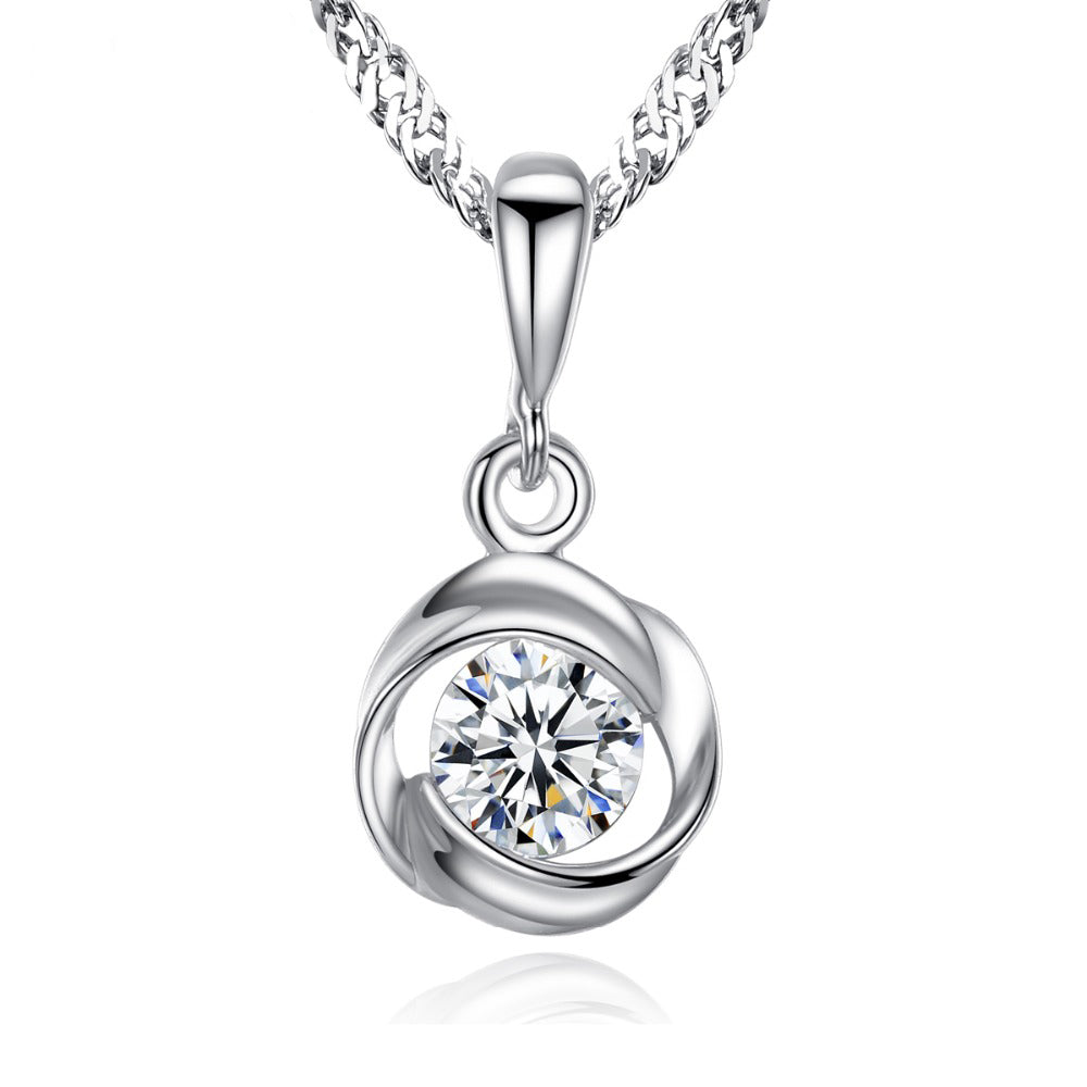 

Pandantiv clasic in forma de disc, rotund, de culoarea argintului, cu zirconiu cubic, un medalion de purtat pe lant sau colier, bijuterii de oferit cadou pentru femei (Nu include si colierul)