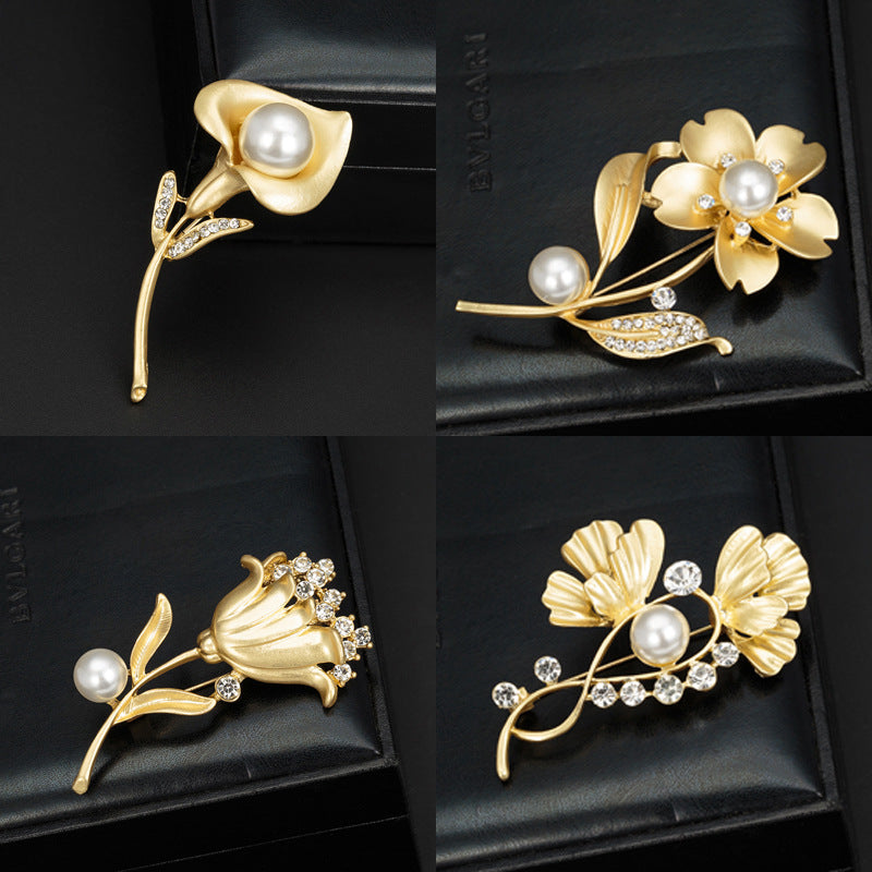 Brose aurii cu strasuri si perla, in forma de floare
