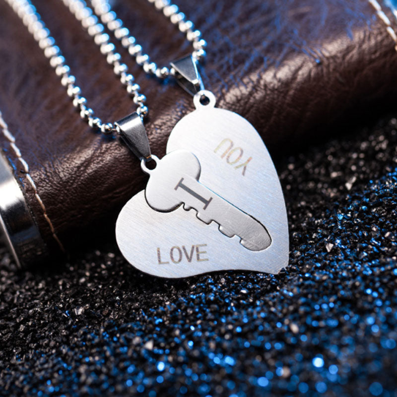

Colier cu pandantiv pentru cupluri, inscripționat ”I Love You”, cu două jumătăți de inimă și cheiță, din oțel inoxidabil