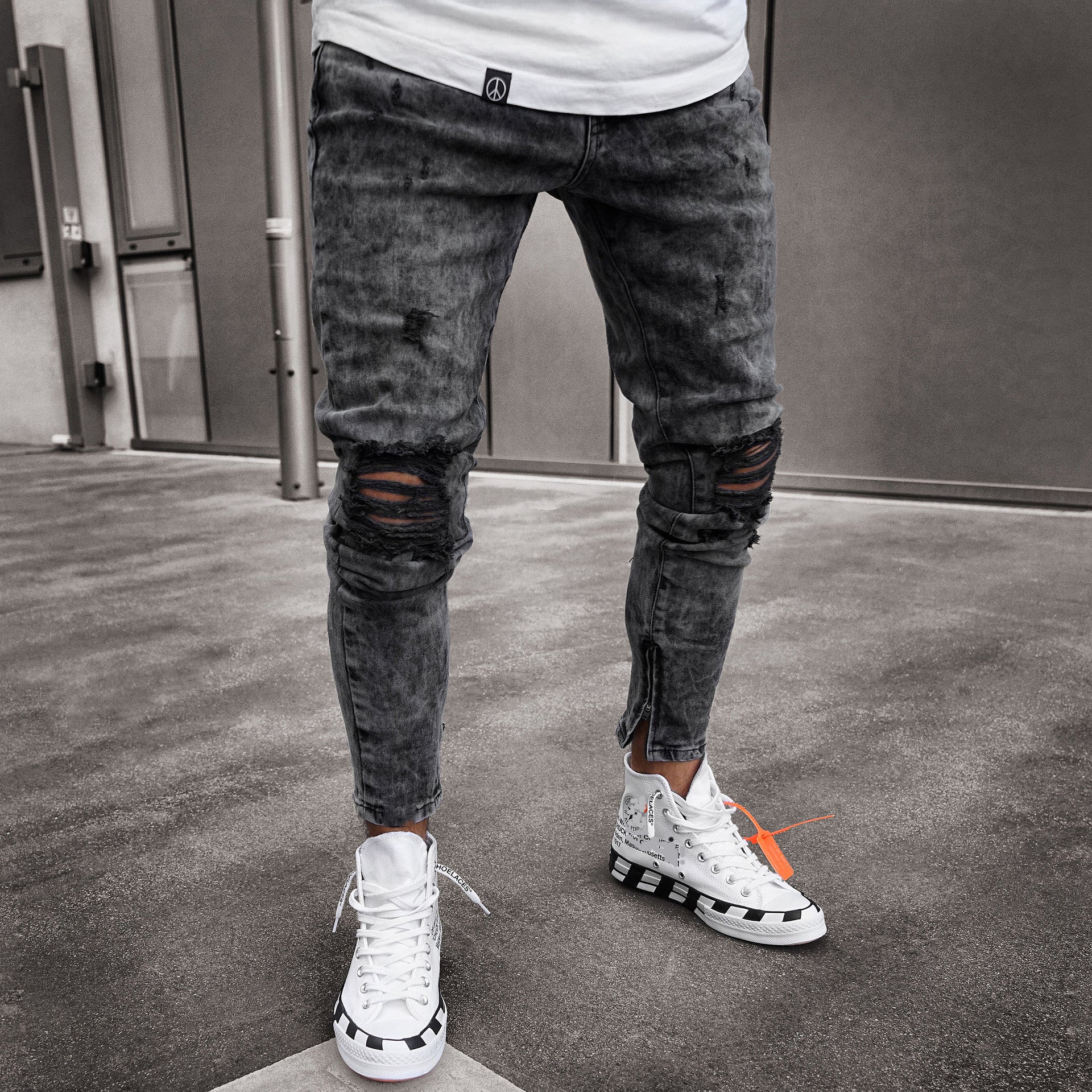 Pantaloni tip jeans pentru barbati, model la moda stil slim, pantaloni cu fermoar si modele aplicate la nivelul genunchiilor