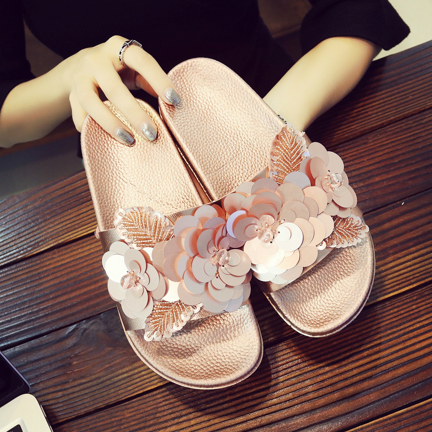 Papuci/slapi moderni pentru femei, decorati cu paiete si flori, din material pvc, sandale cu talpa joasa anti alunecare