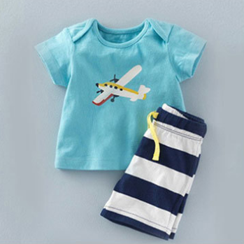 Set de tricou cu pantalonasi pentru copii mici, un costumas sport pentru baietei, model de vara, cu tricou cu maneca scurta si pantalonas scurt, din bumbac