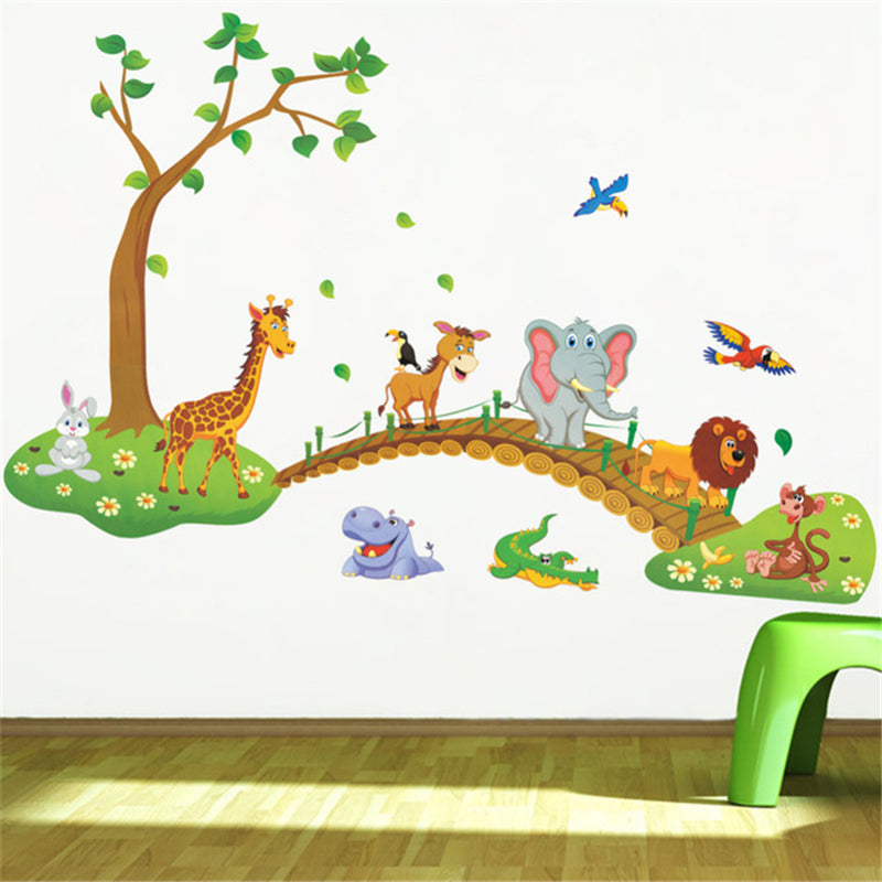 1 sticker de perete 3D pentru camera copiilor, cu desene cu viata salbatica din jungla, cu un leu, o girafa si un elefant pe un pod, din gama decoratiunilor pentru casa