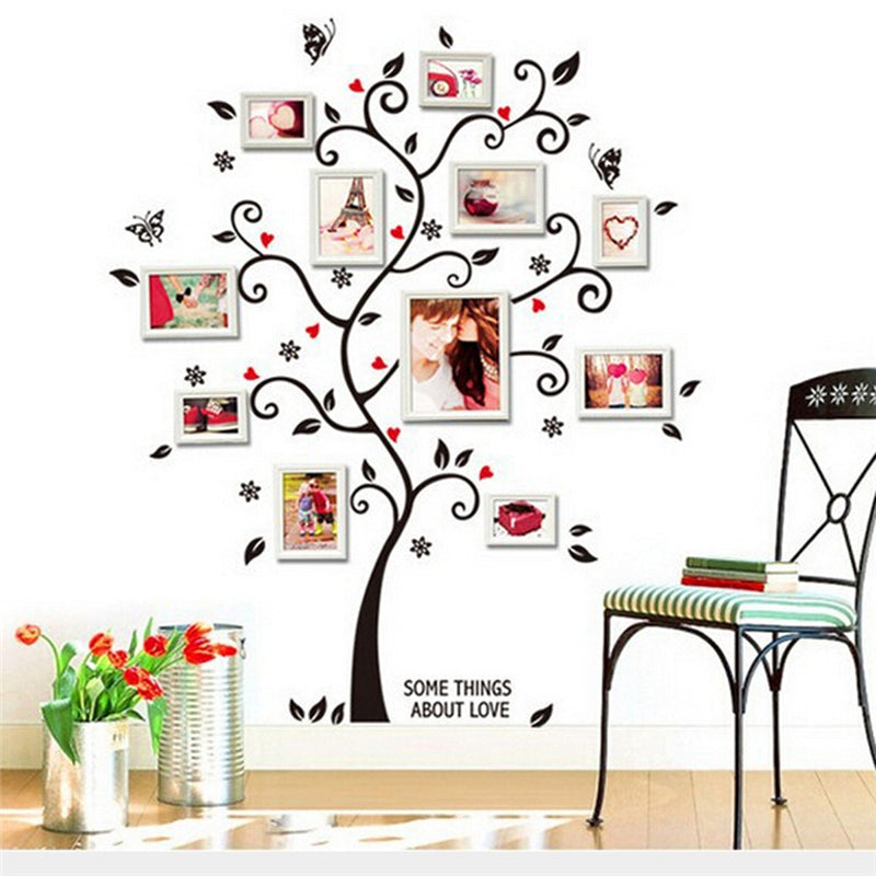 Sticker de perete cu un copac cu rame foto agatate de ramuri, pentru fotografiile familiei, din gama DIY, Do It Yourself, Fa tu singur, un autocolant tip tapet pentru decoratiuni de locuinte