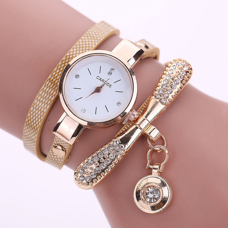 Ceas de dama modern, accesorizat, model casual, cu bratara din piele si strasuri, un ceas de mana analog, cu Quartz