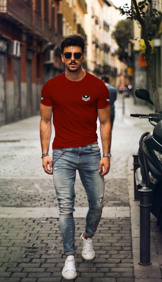 Arriba 58+ imagen maroon t shirt outfit