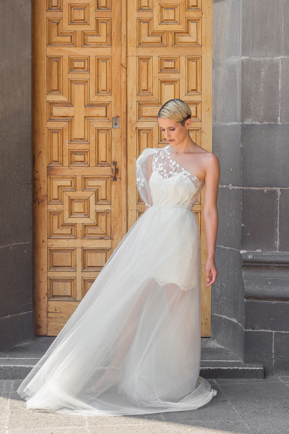 a Vestido de novia asimétrico y falda de tul DebhHerrera