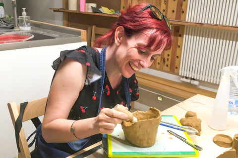 Vine i diverteix-te. Apreneu a construir a mà la vostra pròpia tassa de ceràmica artesana.