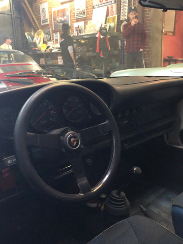 steering wheel and interior of porsche 911