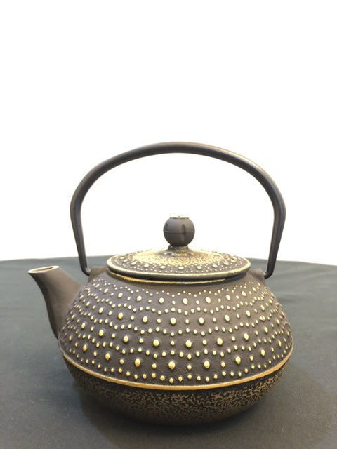 Cast iron teapot by freshcarton