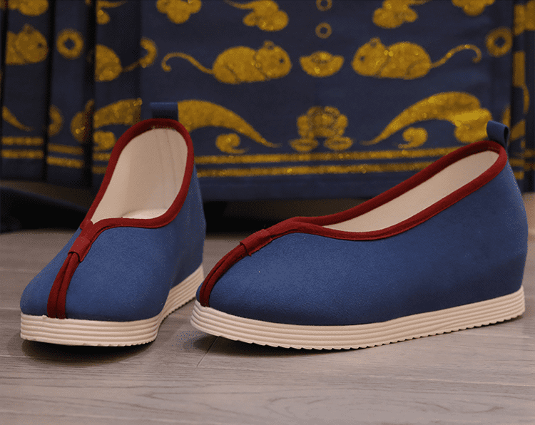 Navy blue traditional Chinese shoes for women in Qing dynasty with red rim