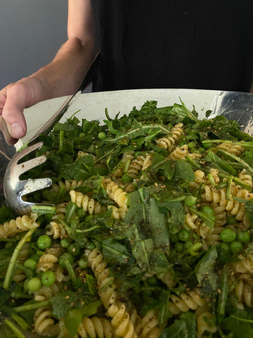 Fussili con chícharos, arúgula y tahini verde