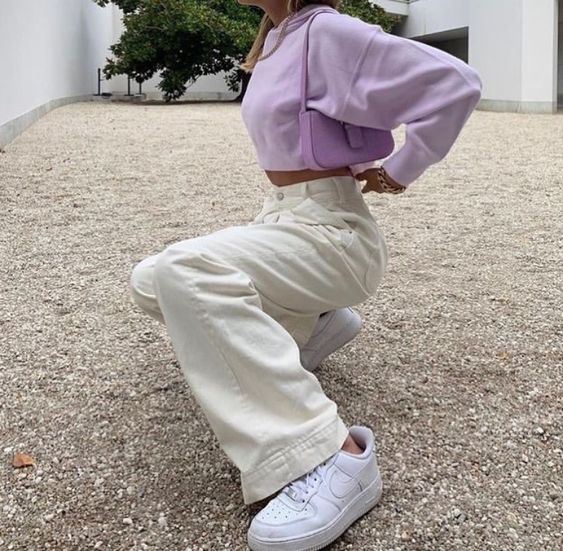 purple top lilas white pants