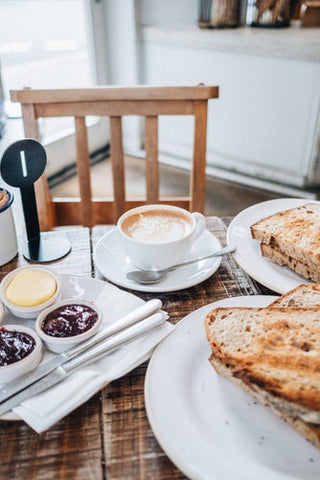 breakfast coffe croissant