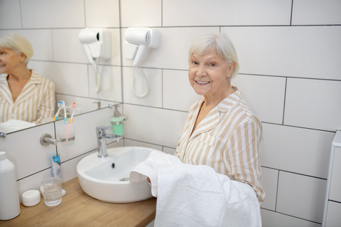 Shower chairs, toilet frames and more! Bathroom and toilet aids to prevent falls in your bathroom 