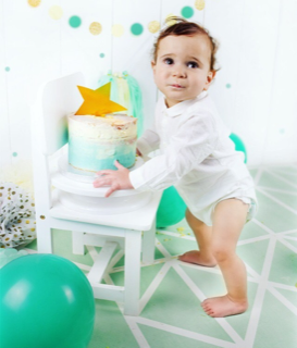 photo de bébé du premier gâteau d'anniversaire smash