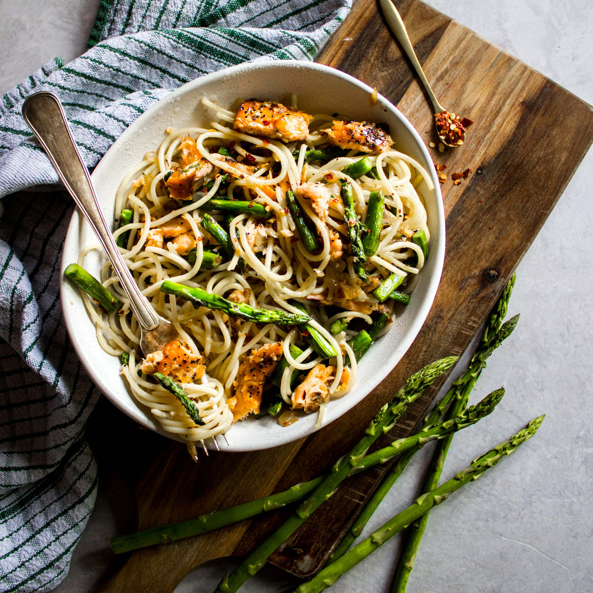 Hot Smoked Salmon and Asparagus Pasta – LEAH ITSINES