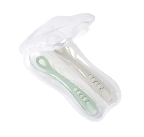 https://cdn.shopify.com/s/files/1/2876/7412/products/BabyFirstFoods-TravelSetof2-Cloud-Sage_600x.webp?v=1679420682