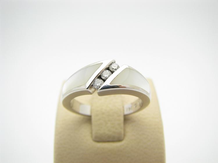 Kabana 14k White Gold Ring with Inlay White Mother of Pearl and Three ...