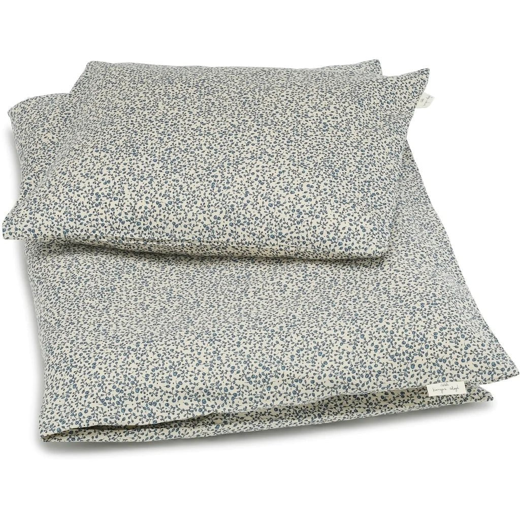 https://cdn.shopify.com/s/files/1/2885/4550/products/single-bedding-set-by-konges-slojd-646277.webp