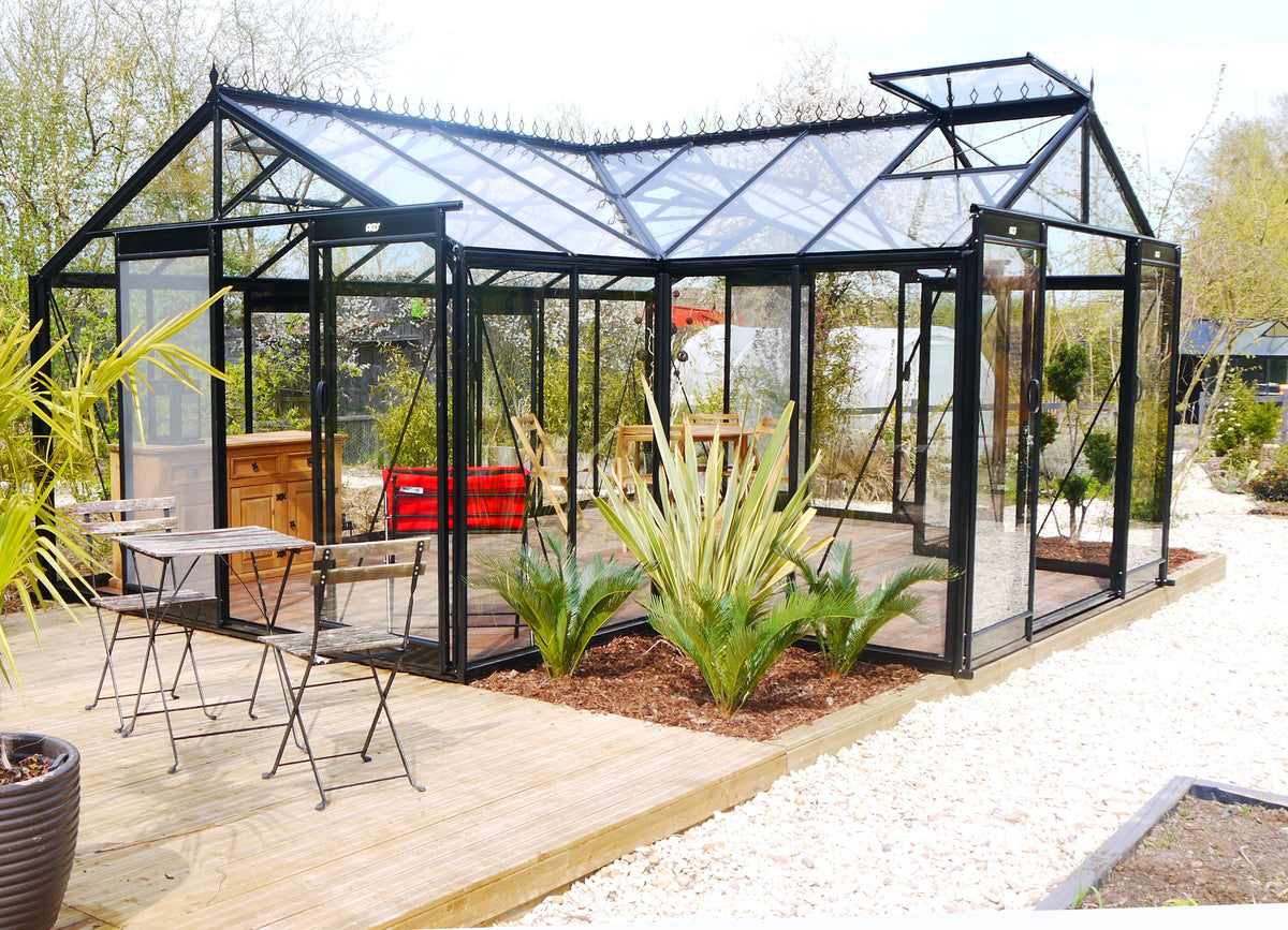 Serre d'hivernage ou jardin d'hiver, en fer peint et vitrée. standard  260*340 cm. Structure extérieure modulable.