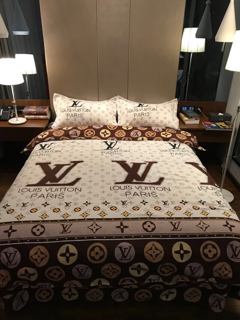 Queen Size Louis Vuitton Bedding Set | Supreme and Everybody