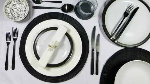 Featured image of post Black Flatware Table Setting / The basic table setting should include no less than a fork, knife, spoon and napkin beside the plate.