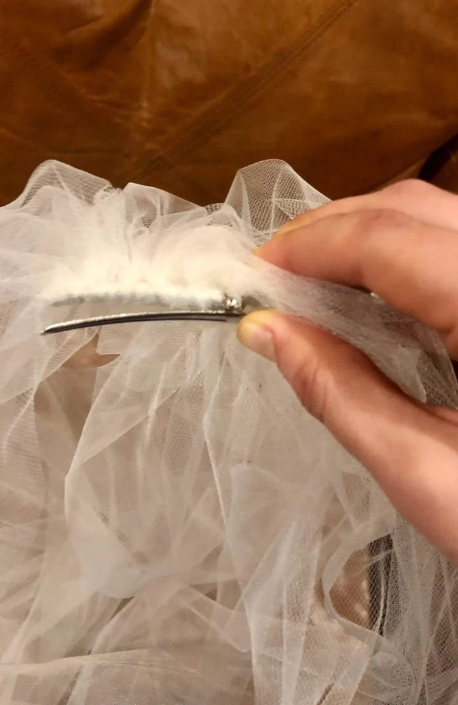 Comb vs No Comb: A Guide To Bridal Veil Attachments - Classic Veils