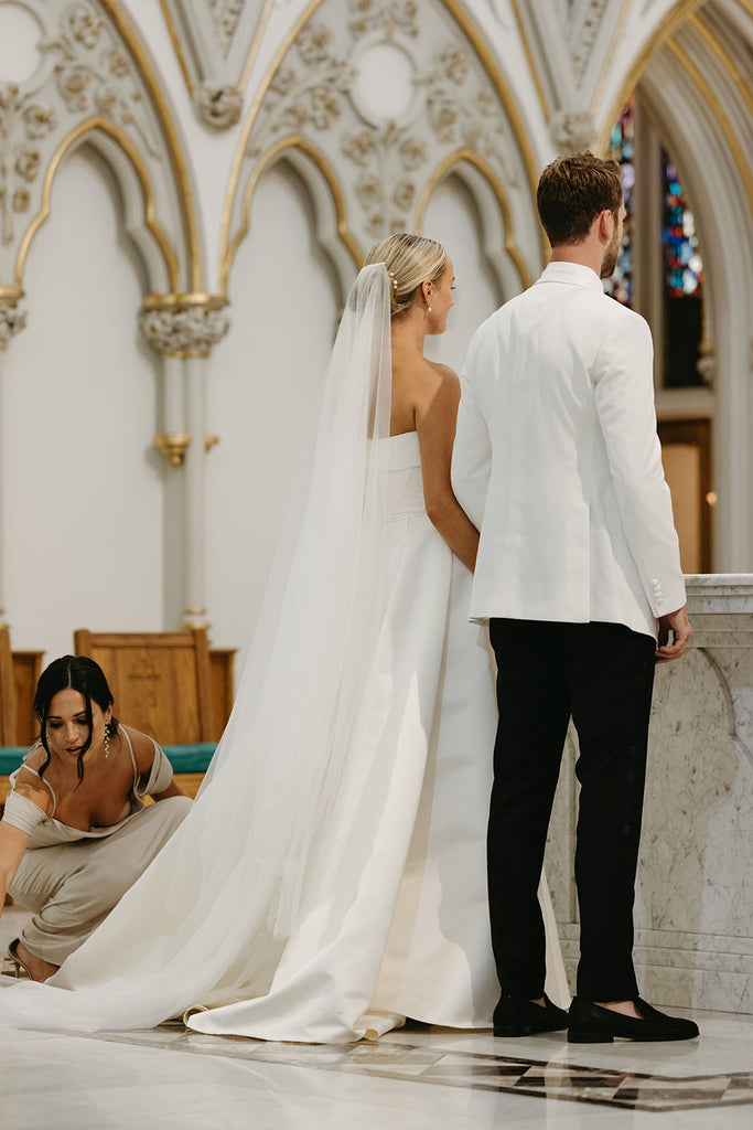 simple drop white wedding veil for minimalist elegant bride in church