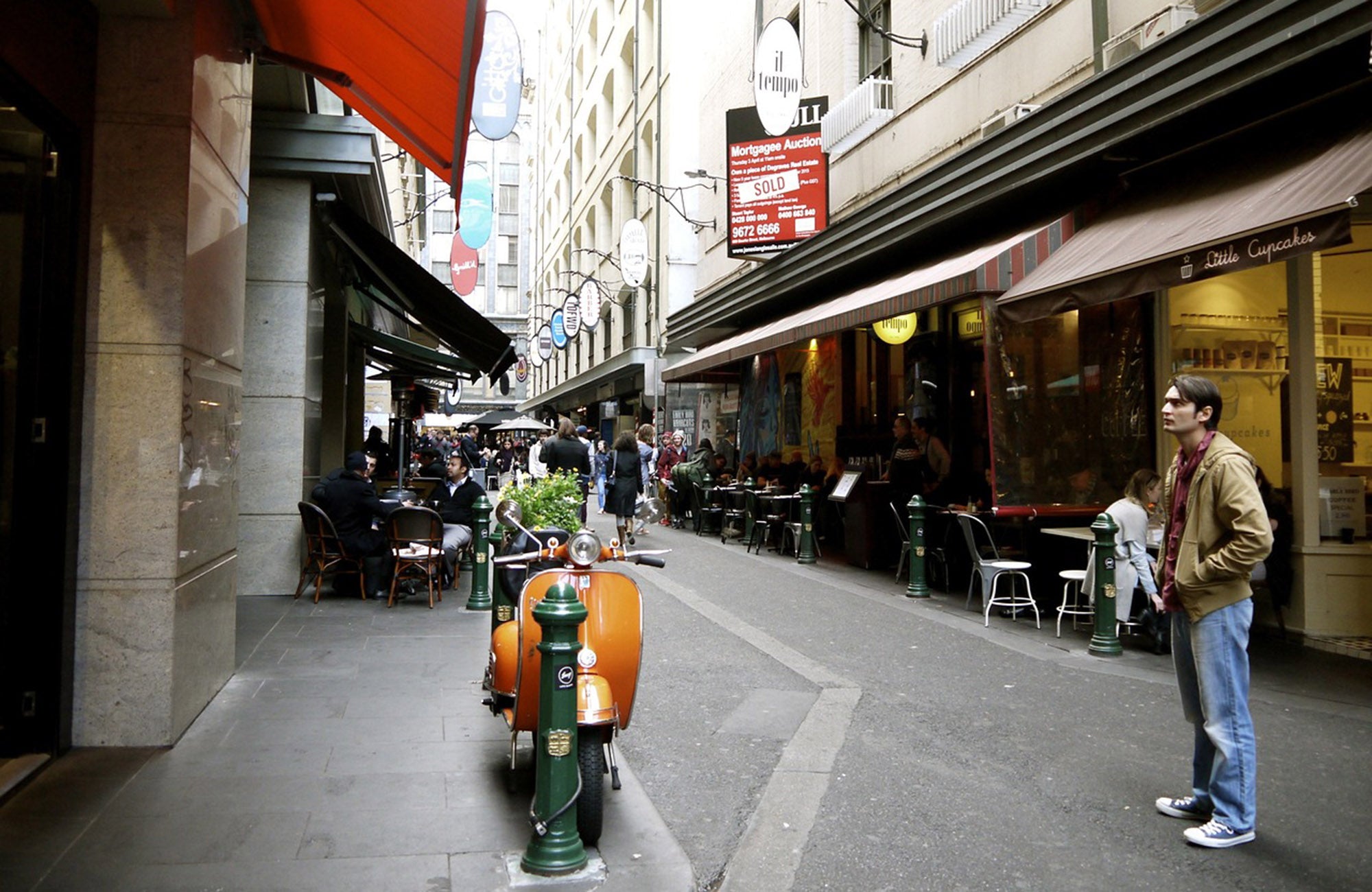 Laneway in Melbourne with cafes and people