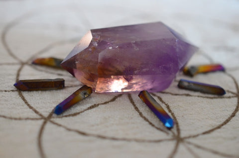 Crystal grid to protect against electromagnetic waves