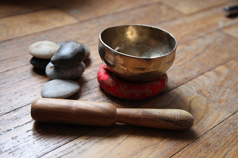 Cuenco tibetano para purificar piedras naturales mediante un sonido de vibración energética