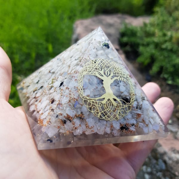 Pirámide de orgonita, piedra lunar femenina.