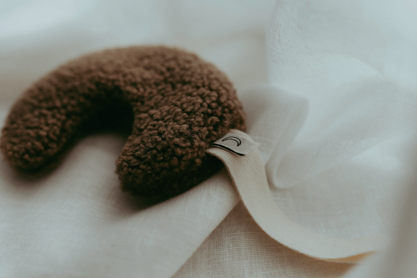 De aller leukste kraamcadeautjes. Dappermaentje maan speenknuffel. Bruine teddy stof.