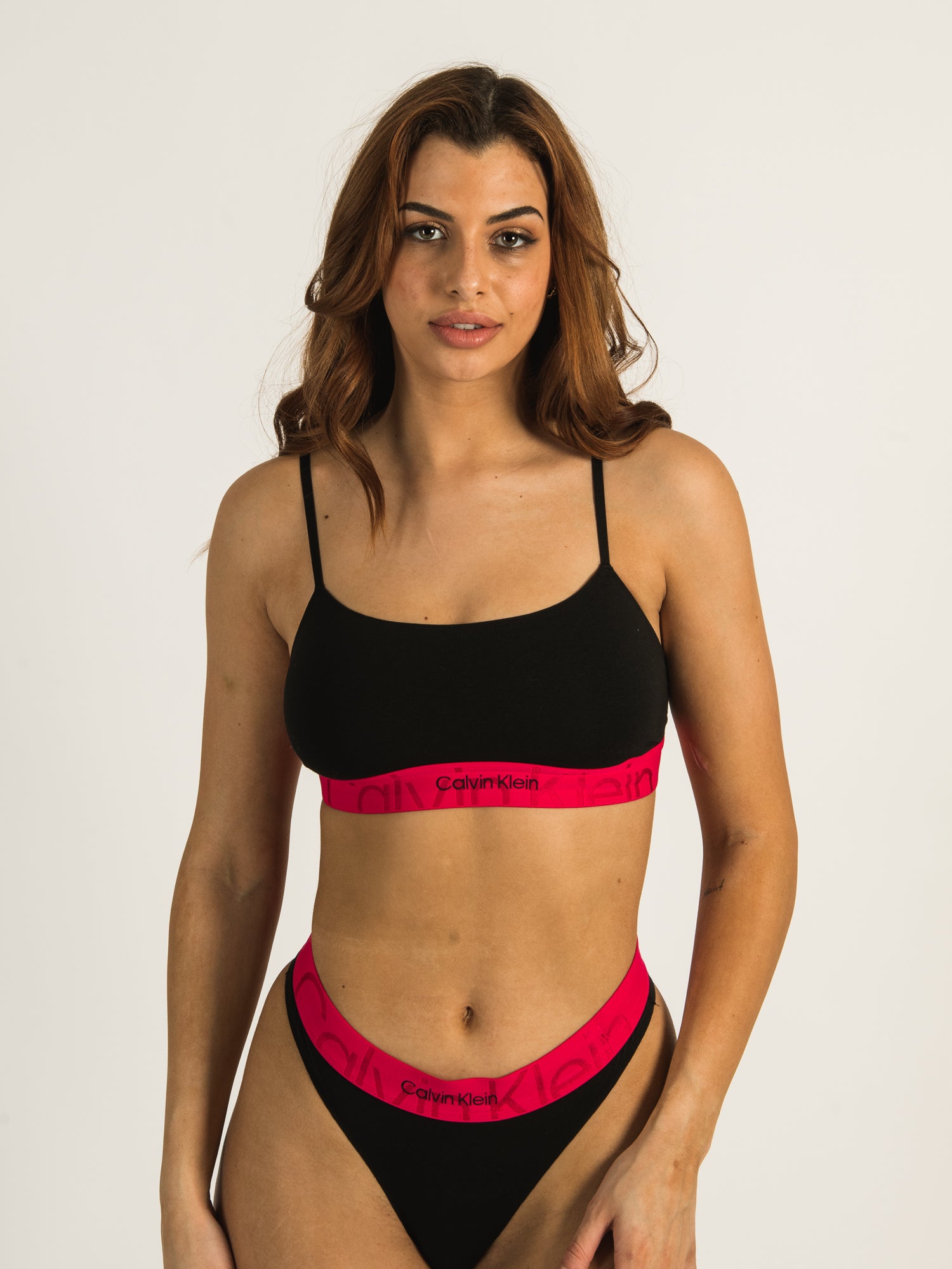 Calvin Klein Women`s Motive Triangle Padded Racerback Bralette : :  Clothing, Shoes & Accessories