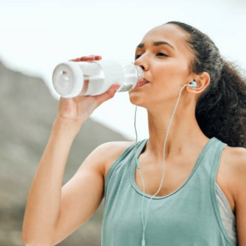 mujer tomando agua