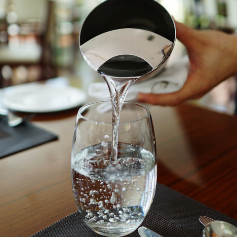 jarra de agua rellendando un vaso
