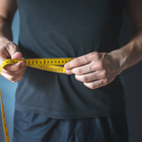 hombre midiéndose la cintura para conocer su pérdida de peso