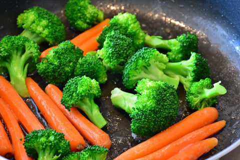brócoli y zanahoria en un sartén