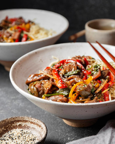 plato de comida de wok con verduras salteadas