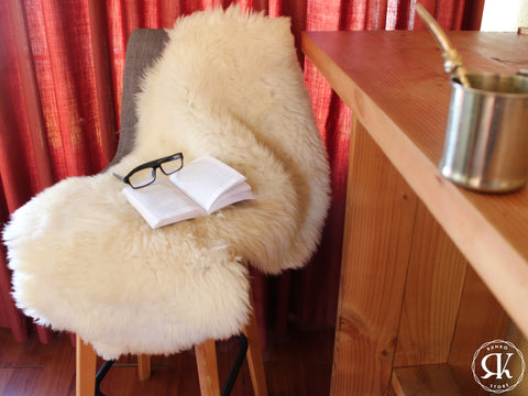 Piel de oveja en una silla decoración Chile