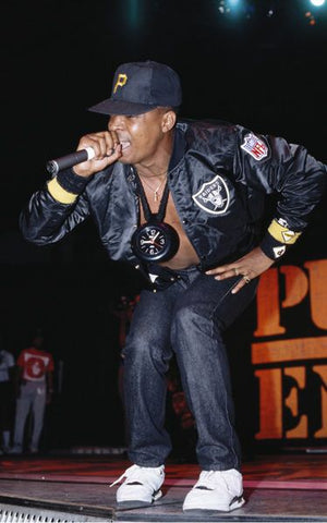 Rapper Chuck D in seiner Las Vegas Raiders Starter Jacke