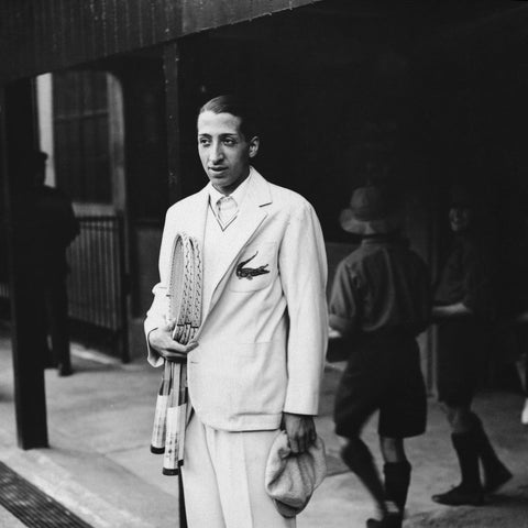 Rene Lacoste in weißer Jacke mit Lacoste Logo