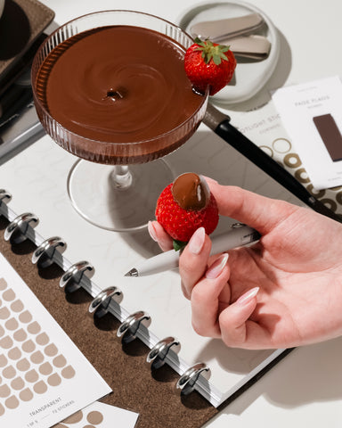 Spoiler de esteta que muestra la agenda y la crema de chocolate y avellanas sobre fresas