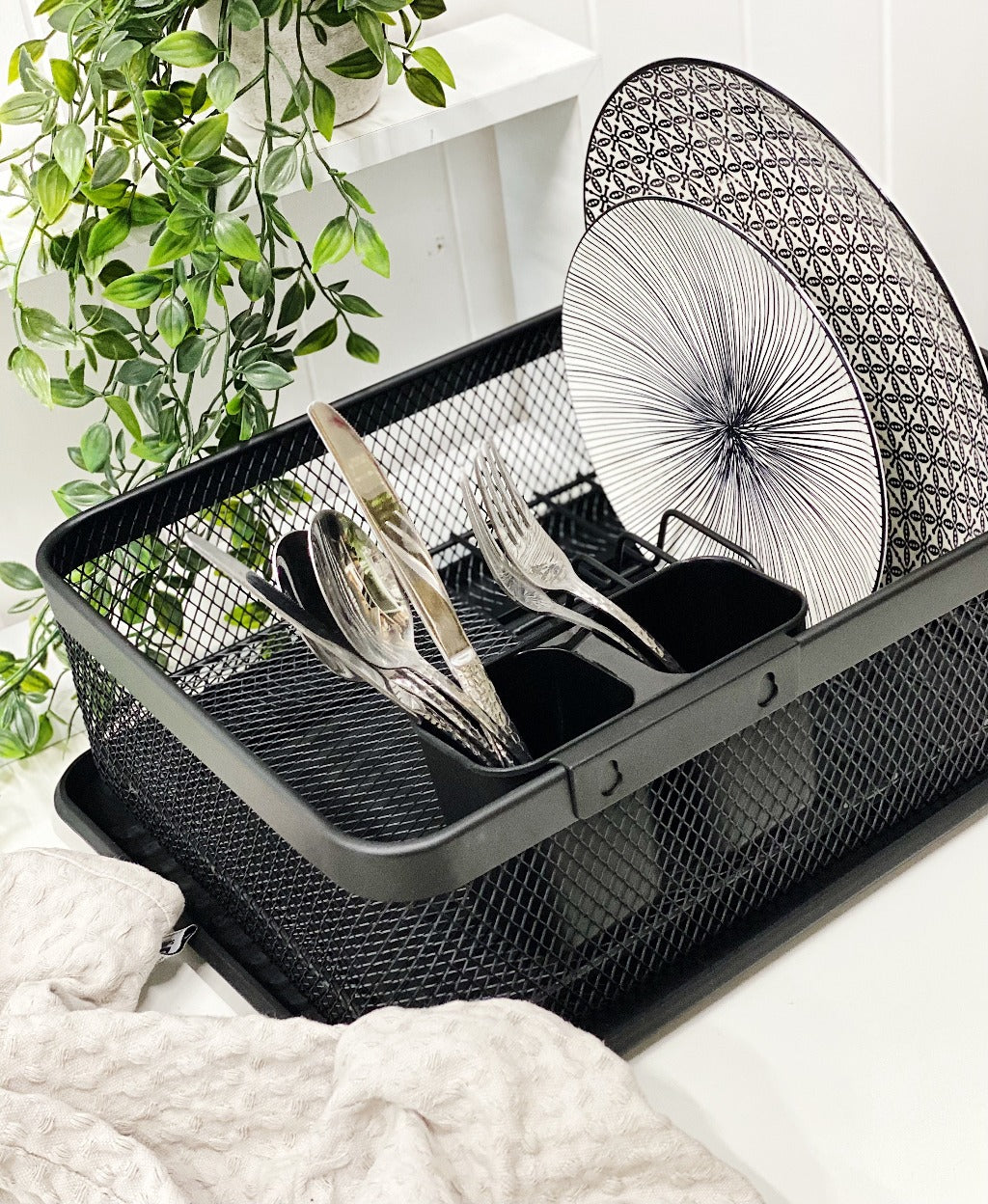 https://cdn.shopify.com/s/files/1/2976/0154/products/MESHDishRack-Black_2000x.jpg?v=1619668251