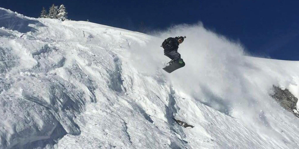 Ashman fra en anden dag, på en bjergside med masser af skier-compression.