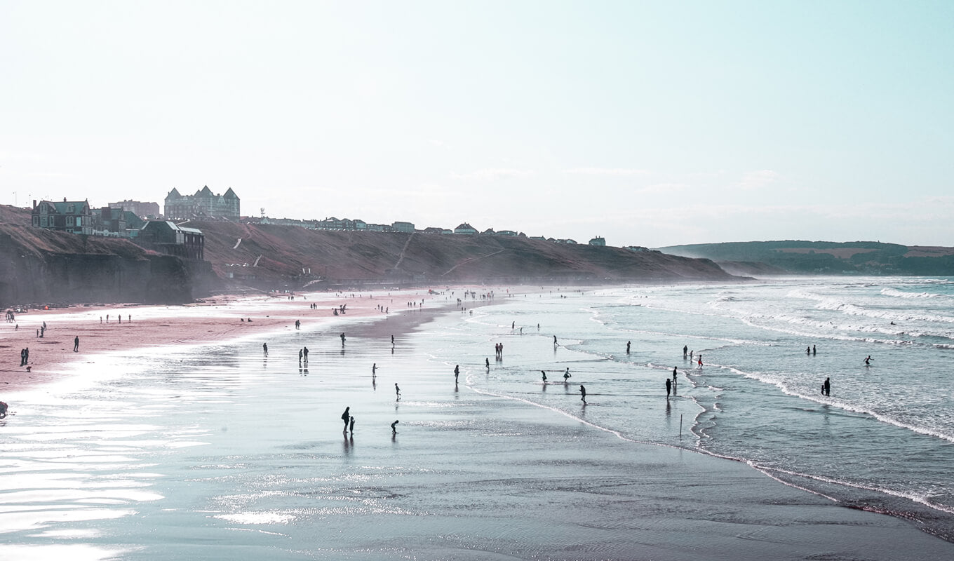 Menschen am Strand von Whitby