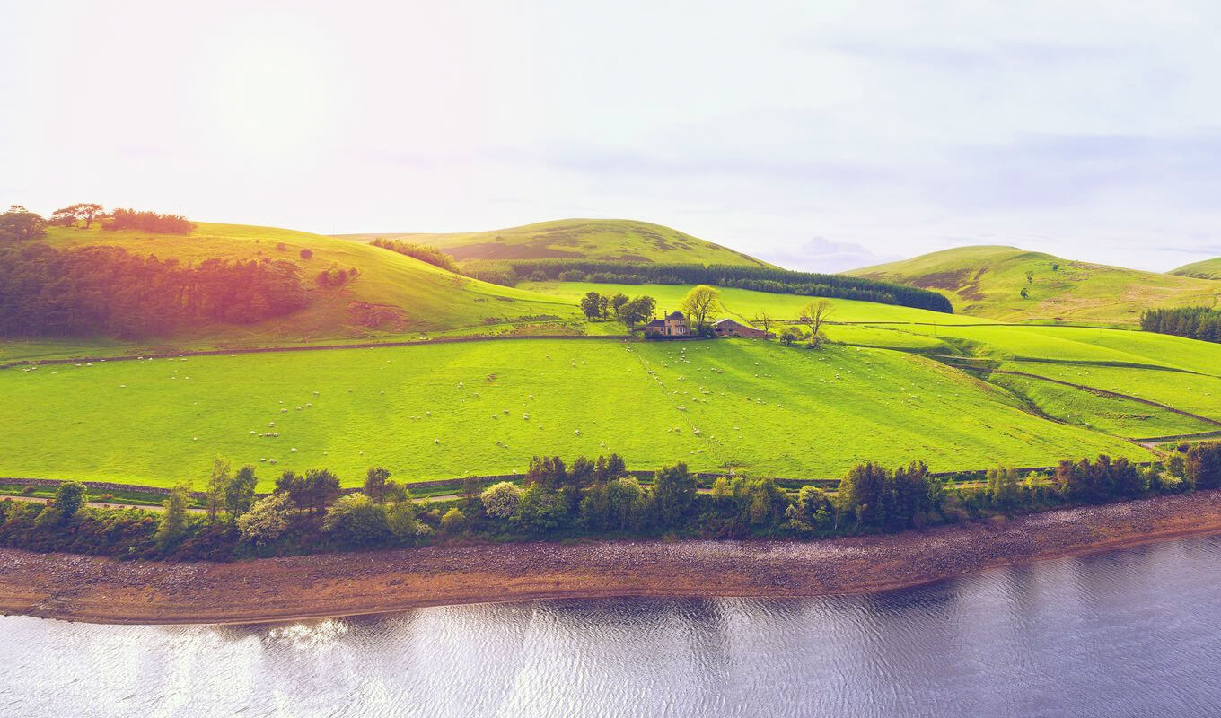 Landschaftspanoramablick auf den Green Valley River, Pentland Hills, Schottland