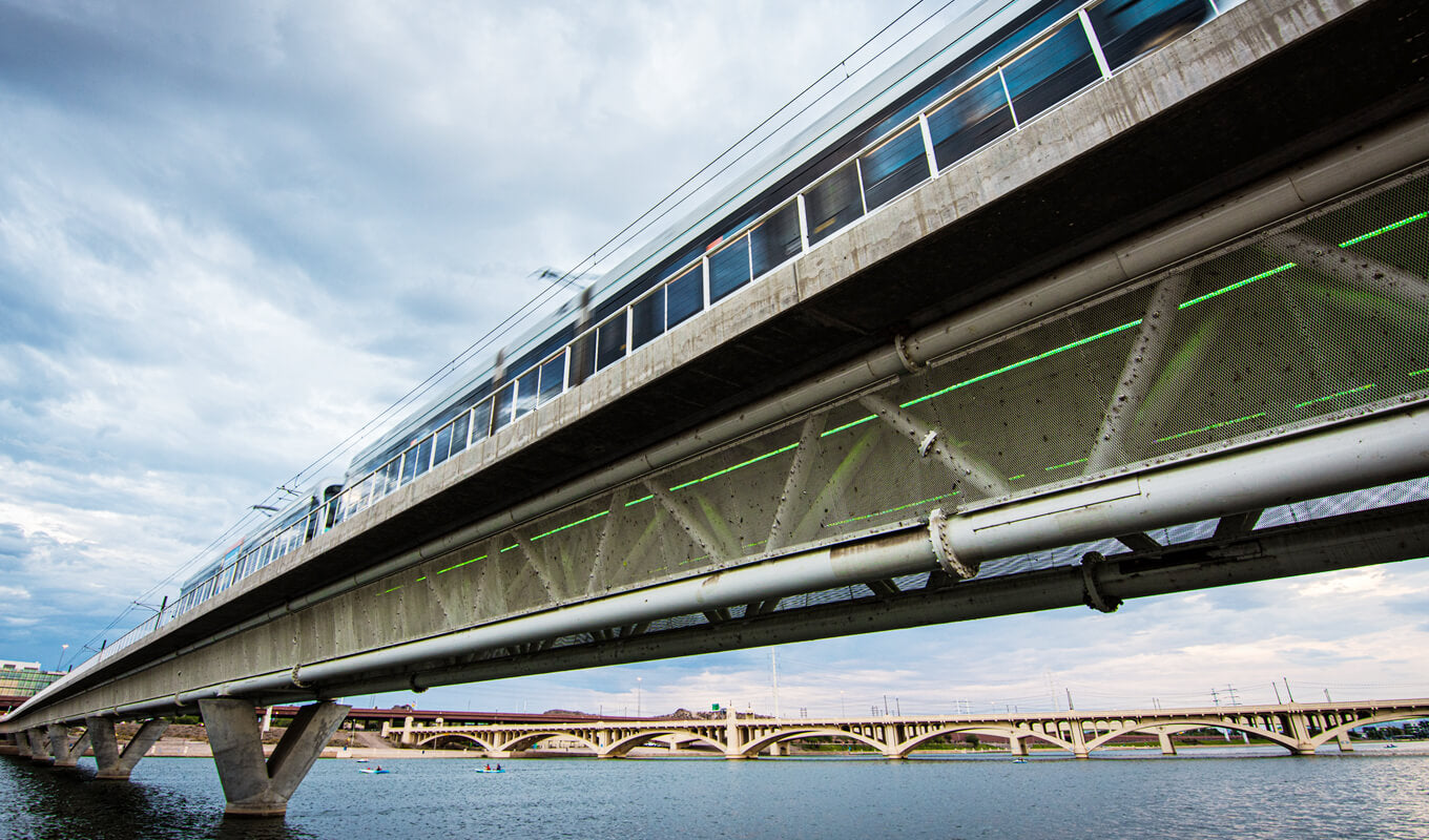 Zug, der über dem Stadtsee von Tempe vorbeifährt